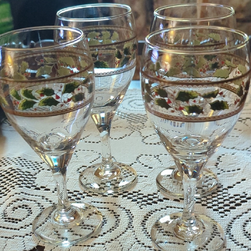 Festive Holly Wine Glasses Set